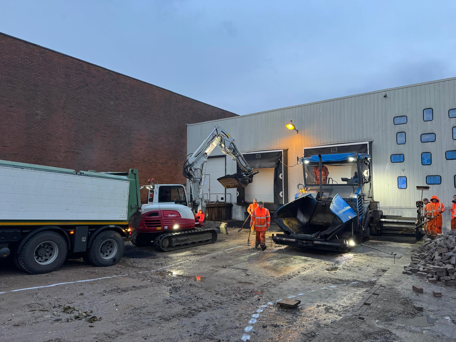 Opbreken van de oude bestrating bij de docks