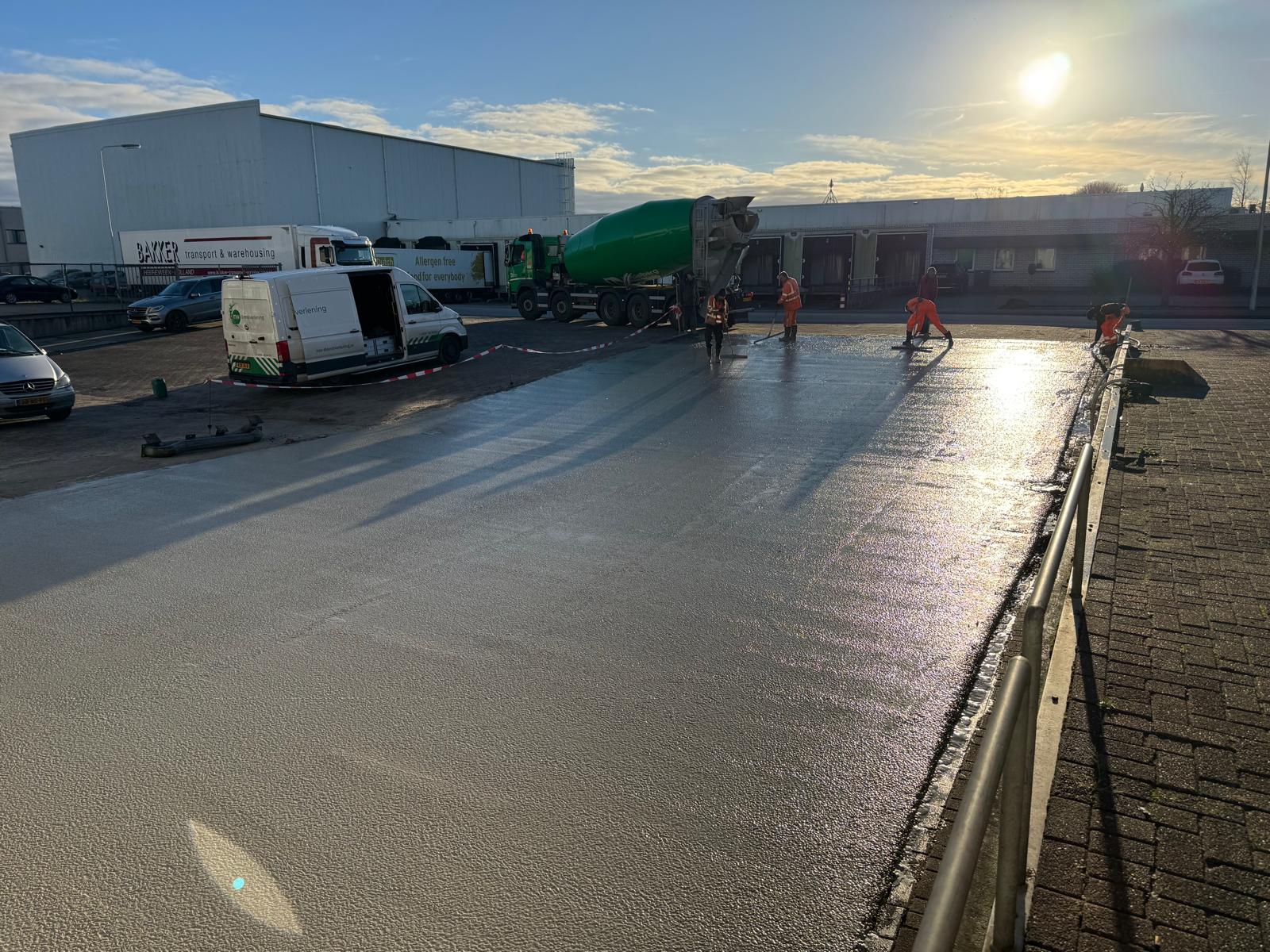 Betonslurry aanbrengen over het asfalt