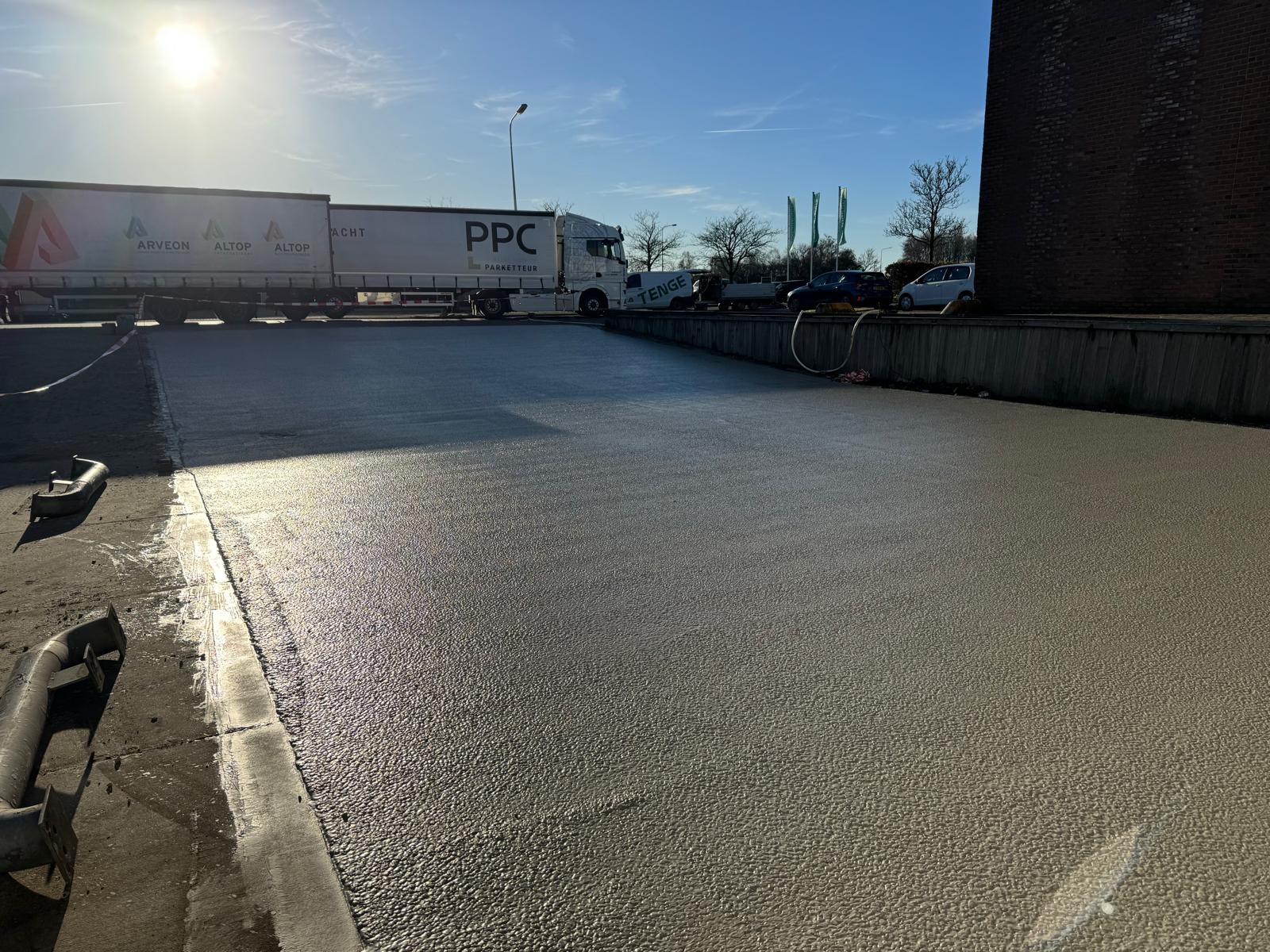 Het vernieuwde laaddok van Lasaulec in Heerenveen met verse betonslurry