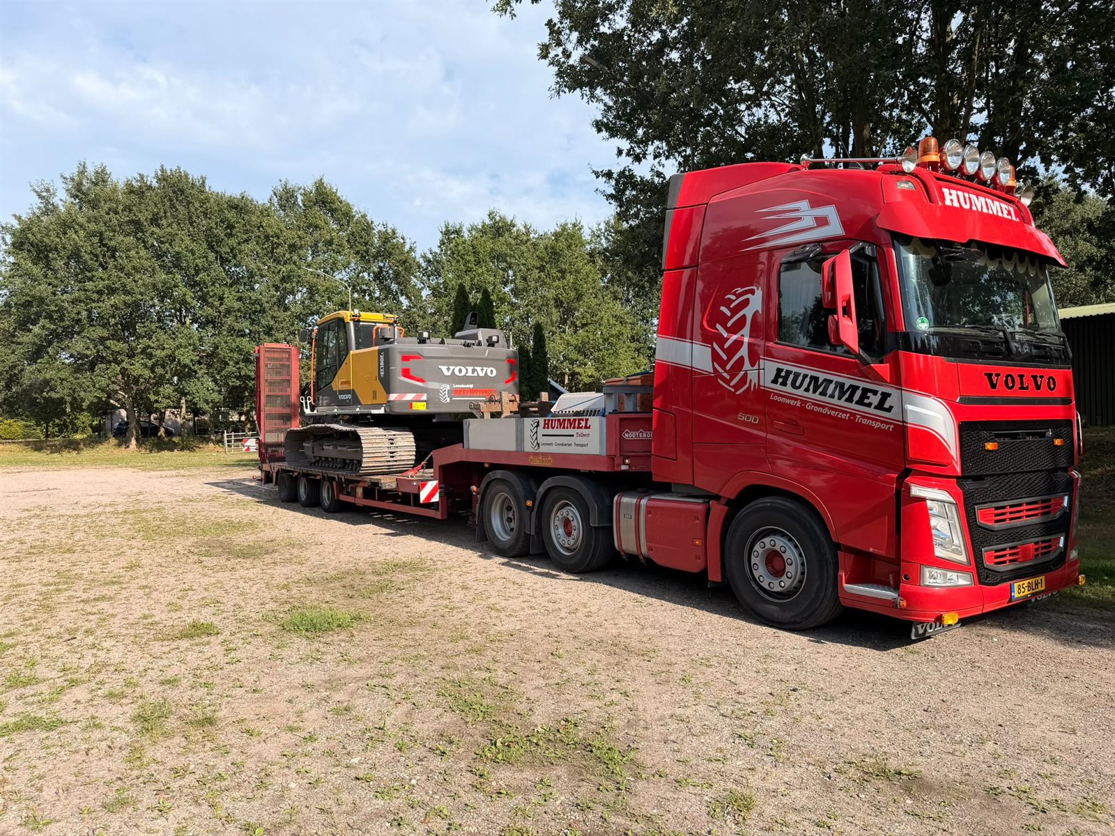 Volvo FH met dieplader brengt een Volvo rupskraan naar het werk