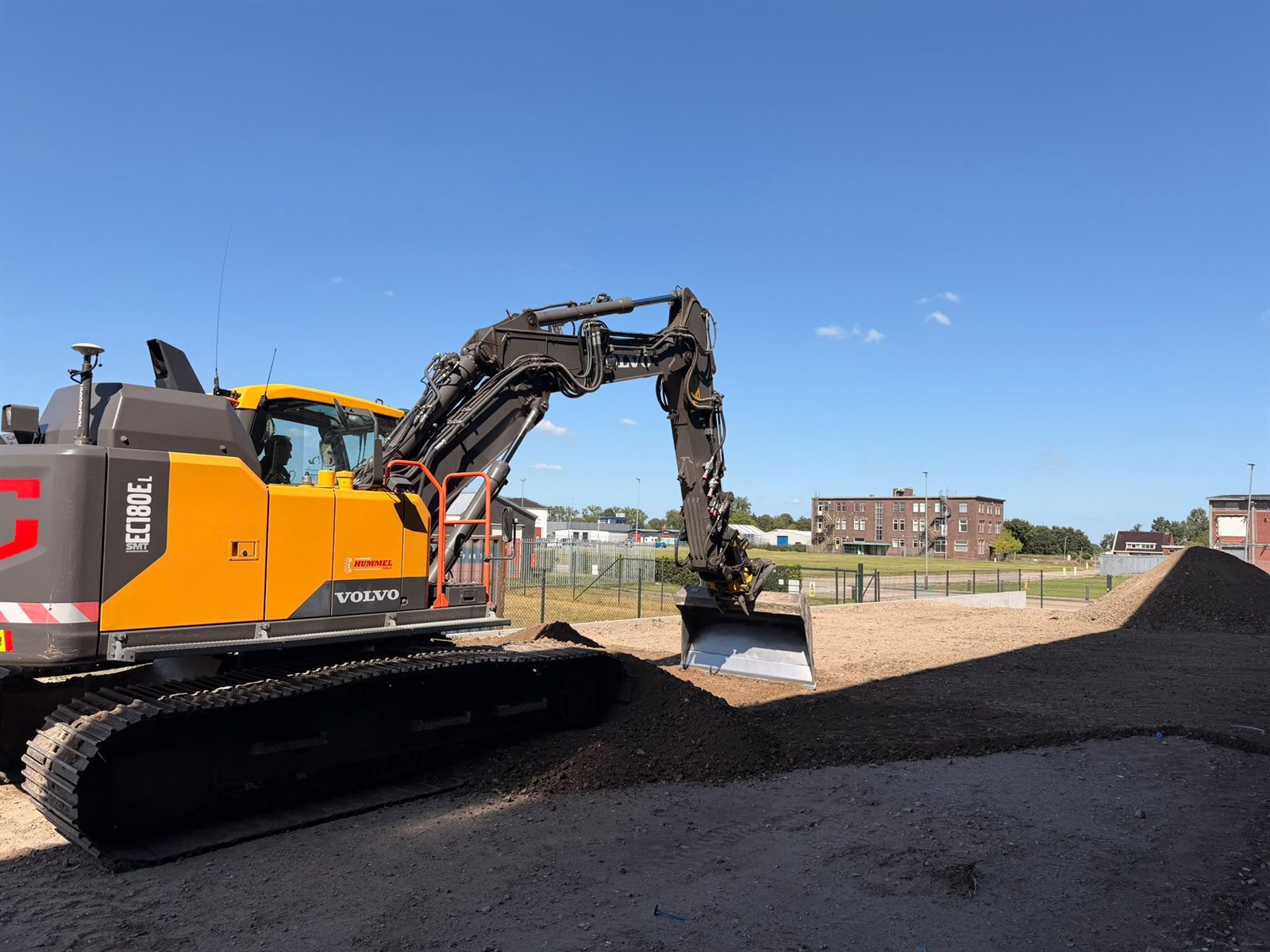 Volvo EC180E rupskraan maakt een terrein vlak met GPS-machinebesturing