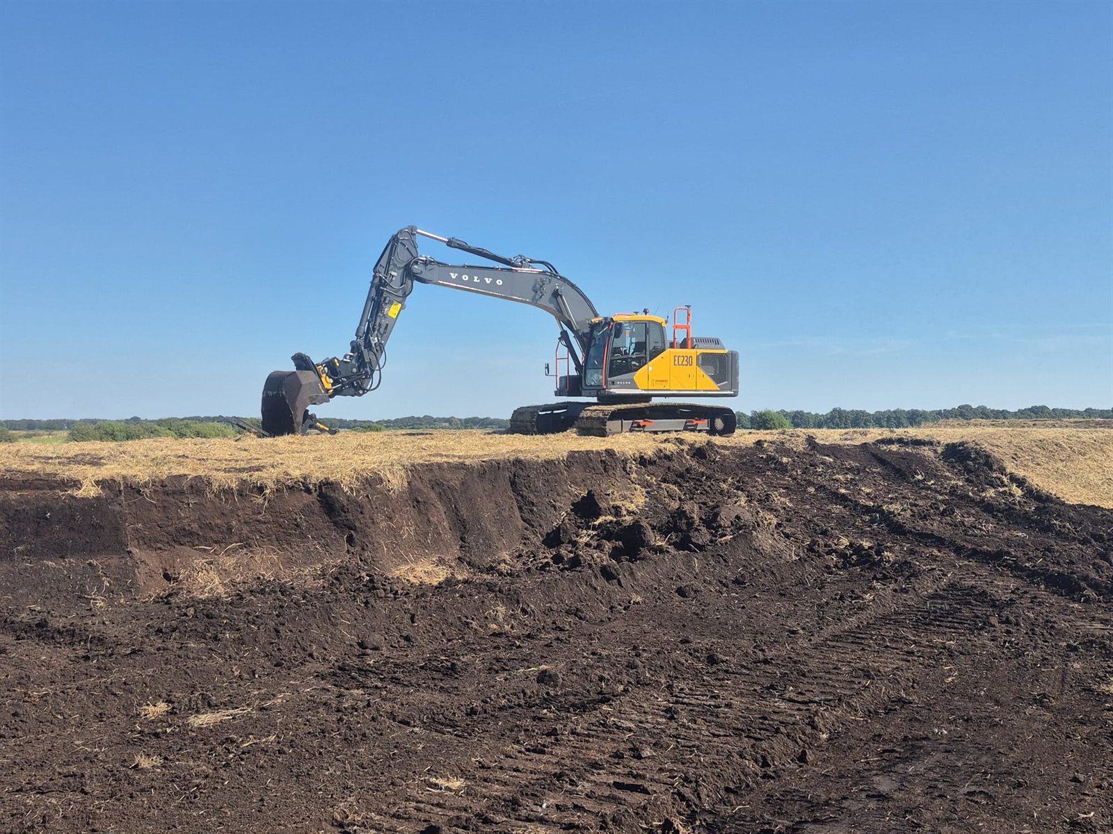 Volvo EC230 ontgraaft veengrond