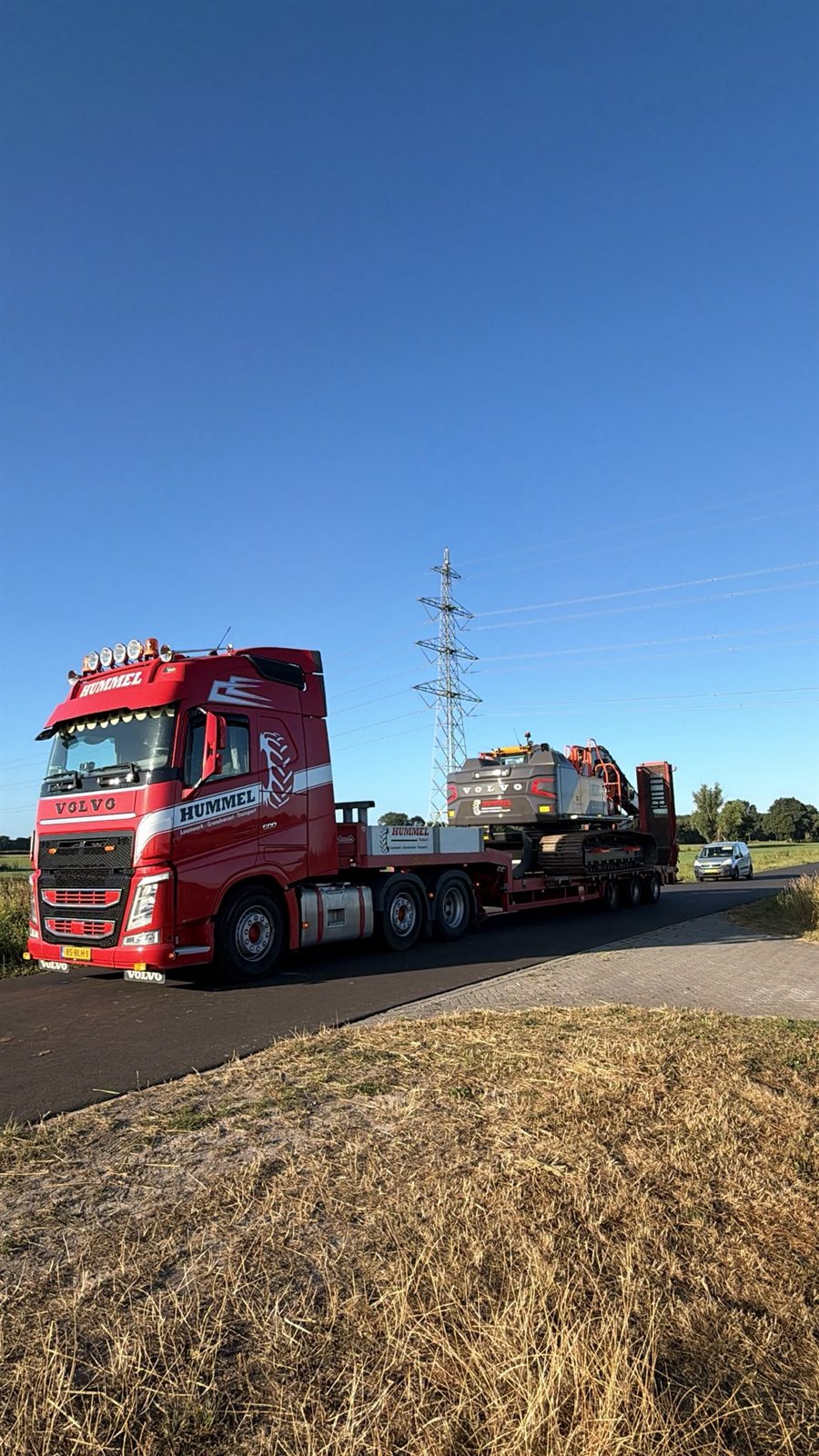 Dieplader met graafmachine onderweg