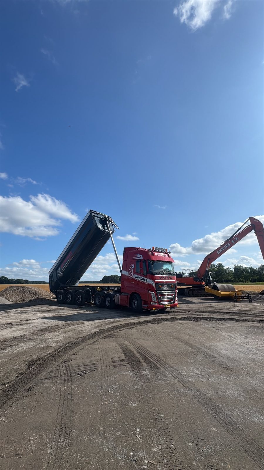 Levering van menggranulaat met de kieptrailer
