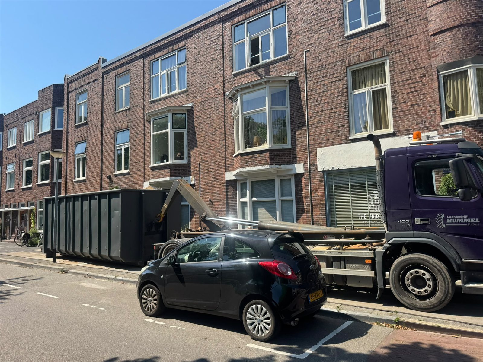 Afvalcontainer plaatsen in de stad