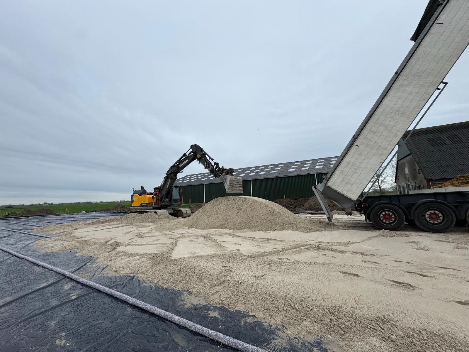 Zand aanvoeren voor een eb- en vloedbodem