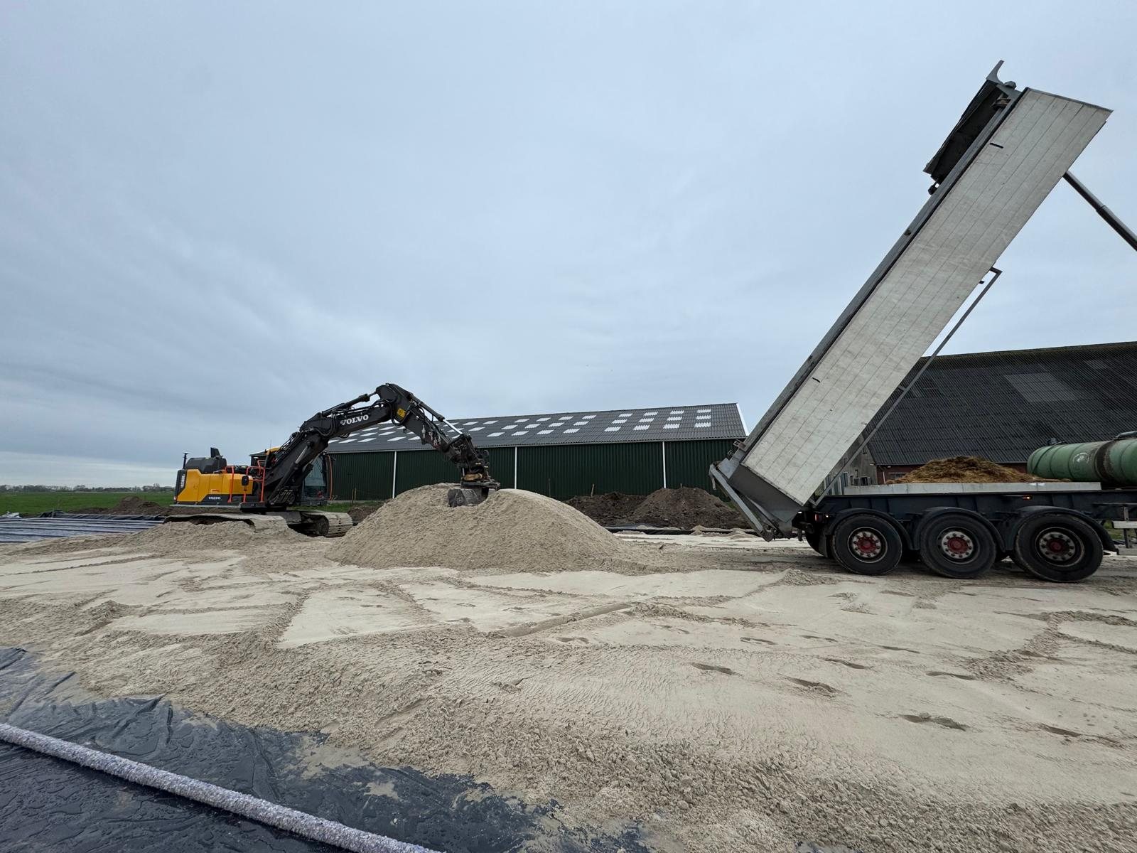De kipper lost zand