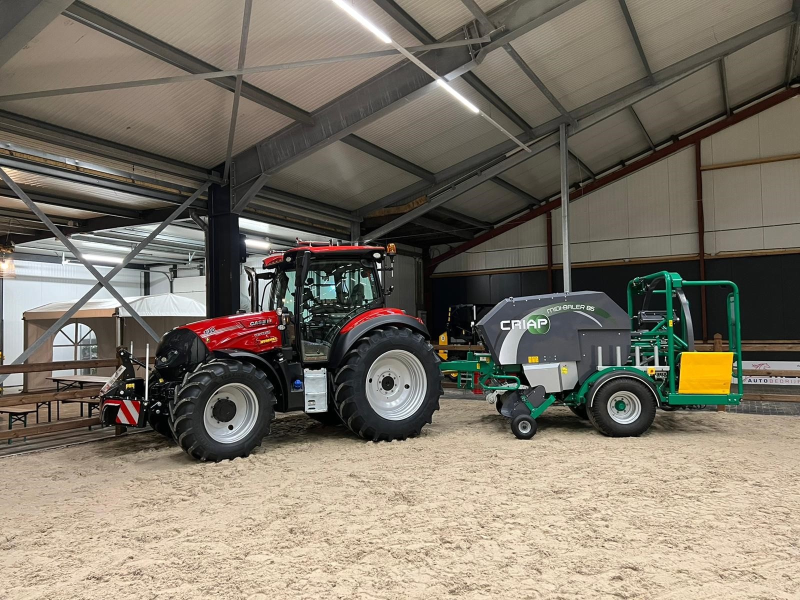 Case IH tractor met de Criap midibalenpers