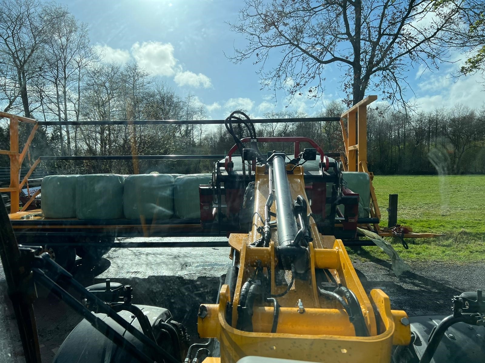 Gewikkelde balen op de wagen, gezien vanuit de cabine van de shovel