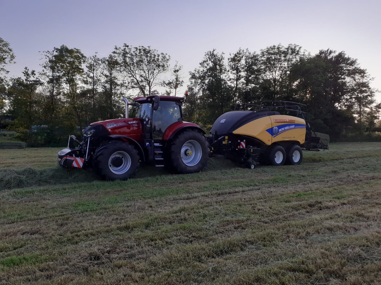 Tractor met de New Holland BigBaler grootpakpers