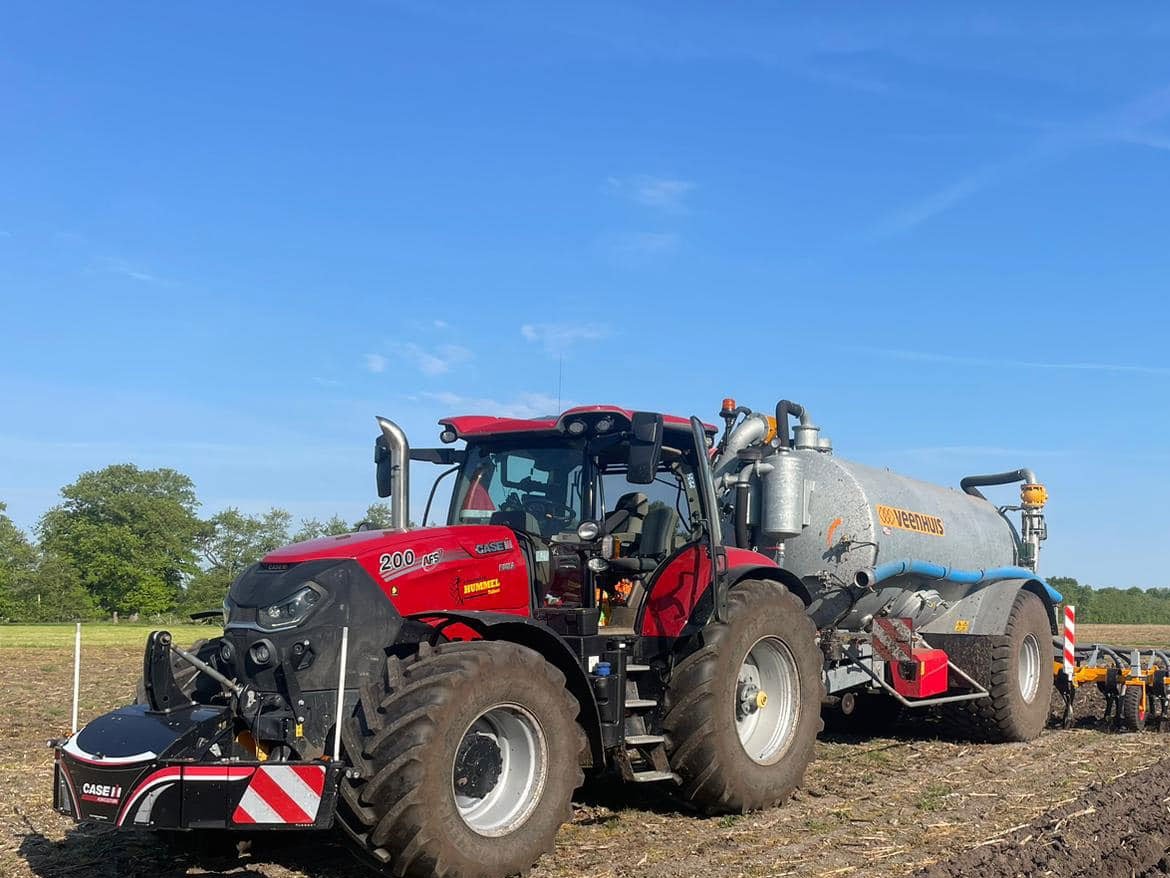 Case IH tractor met mesttank aan het bemesten
