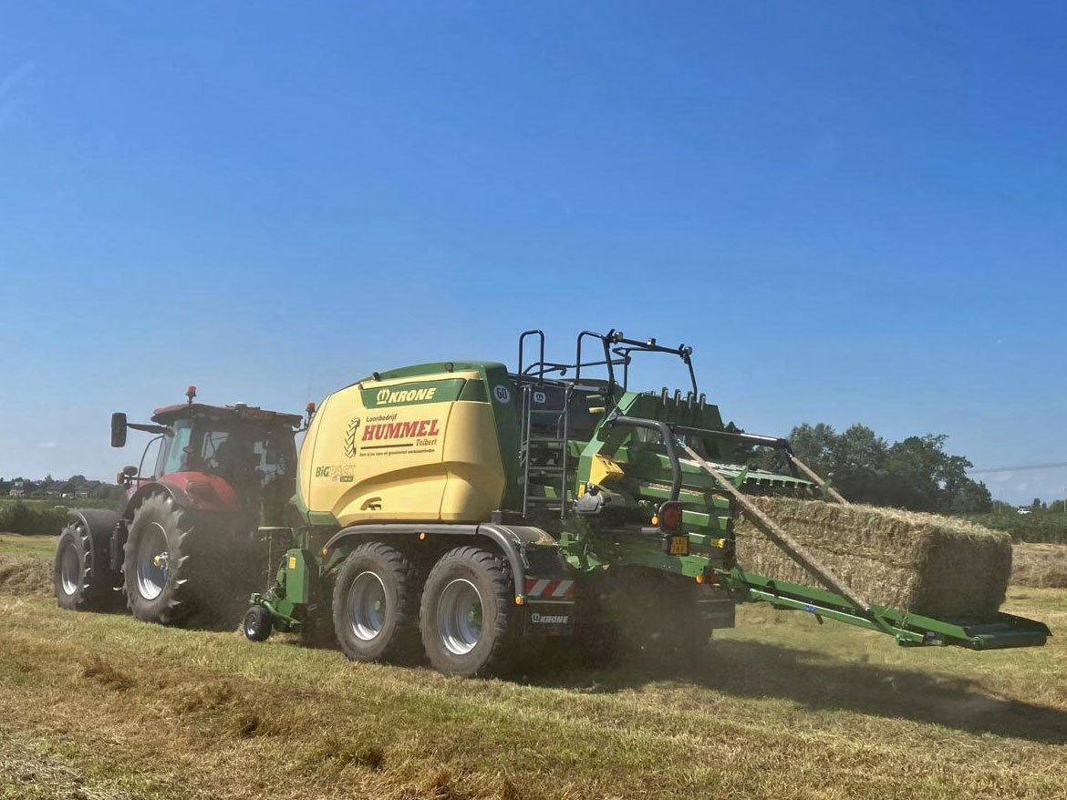 De Krone BiG Pack perst een grootpak hooi