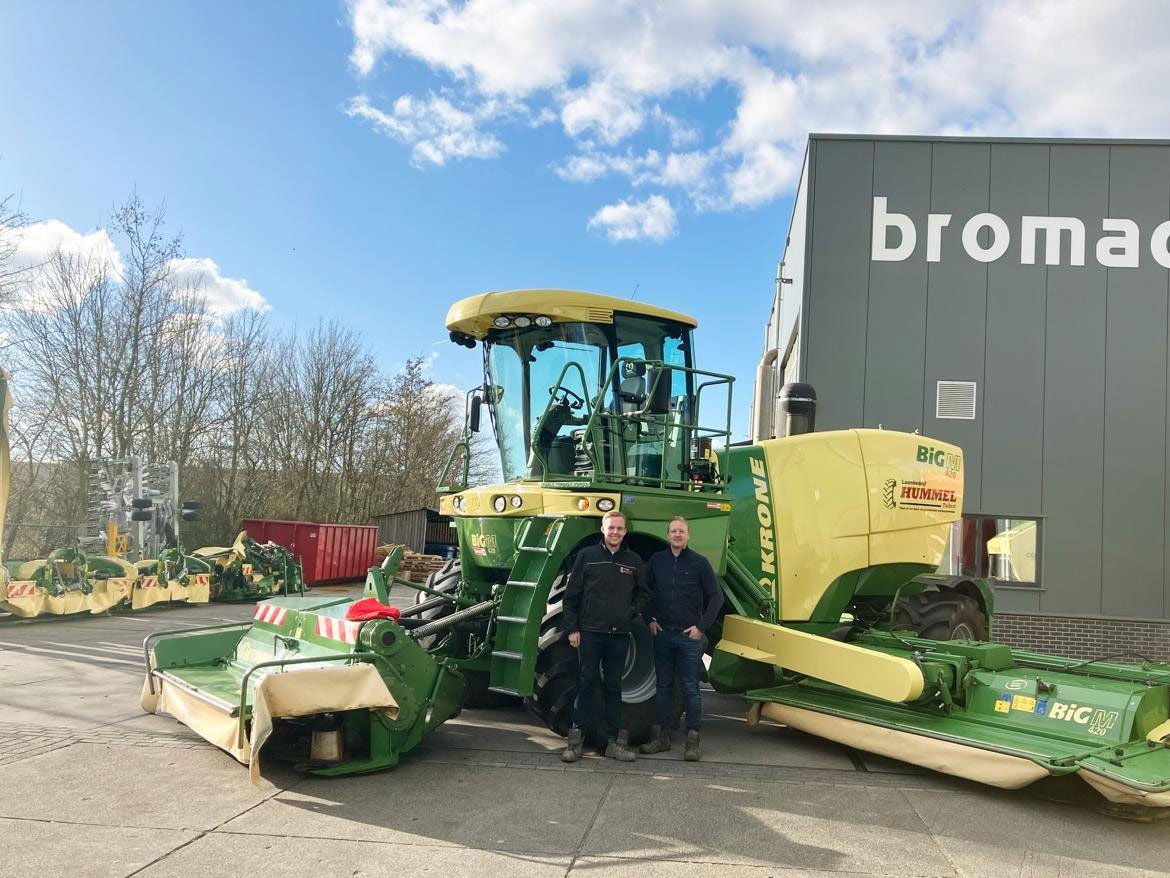 De Krone BiG M 420 maaicombinatie bij de aflevering