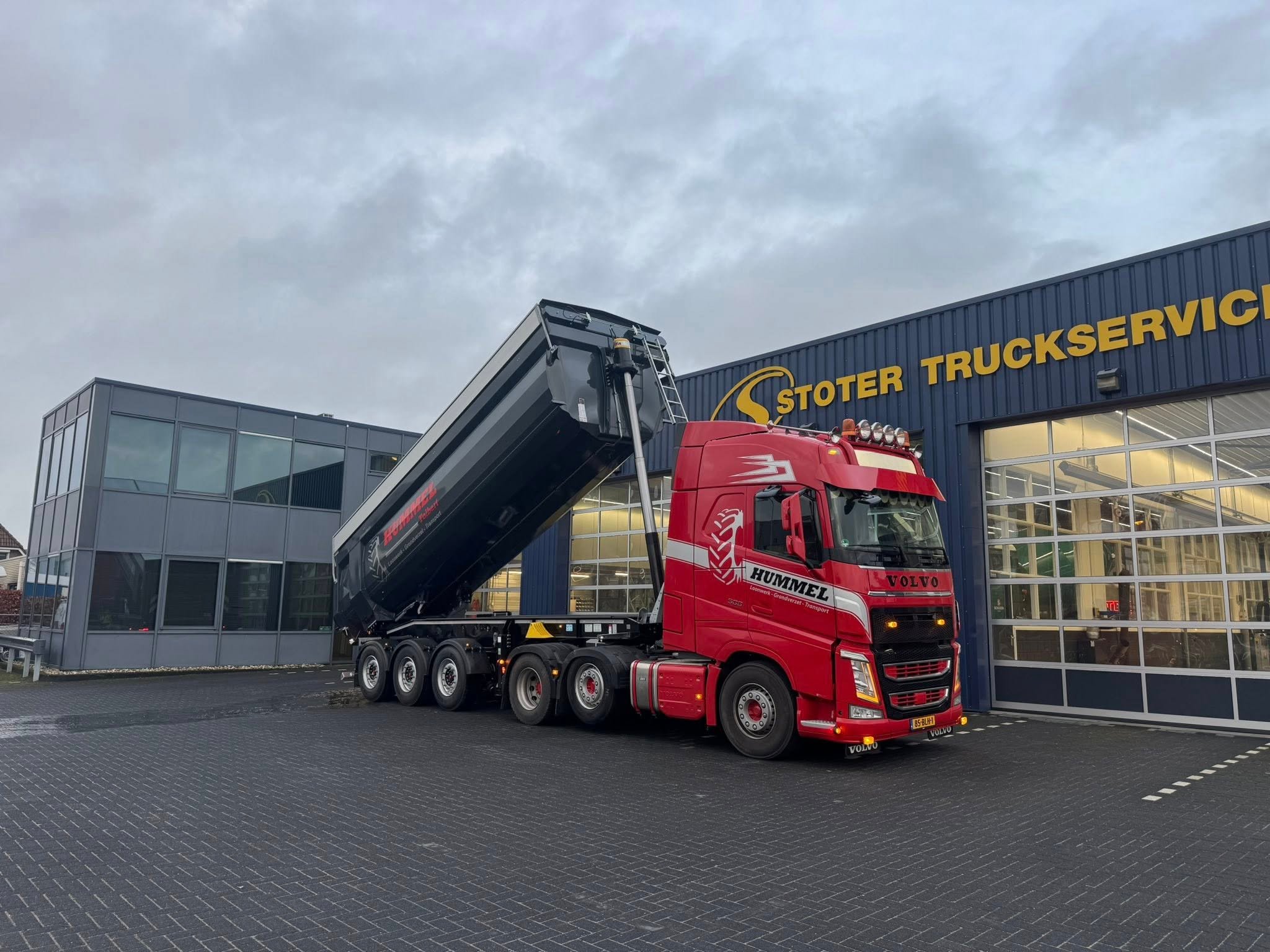 Volvo-trekker met de Schwarzmüller kieptrailer