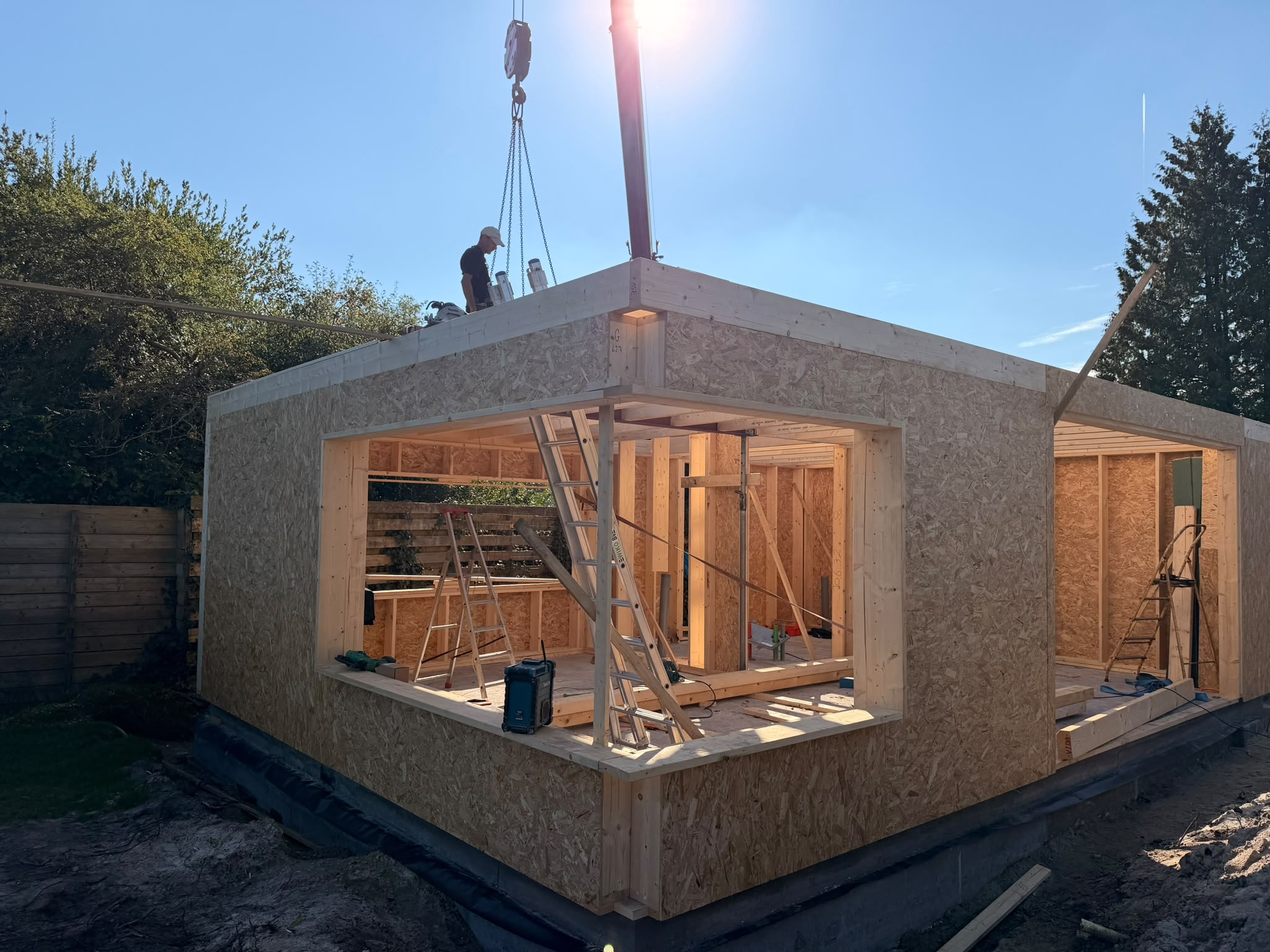 De hoek van de woning met een raamopening; de wanden staan en krijgen vorm