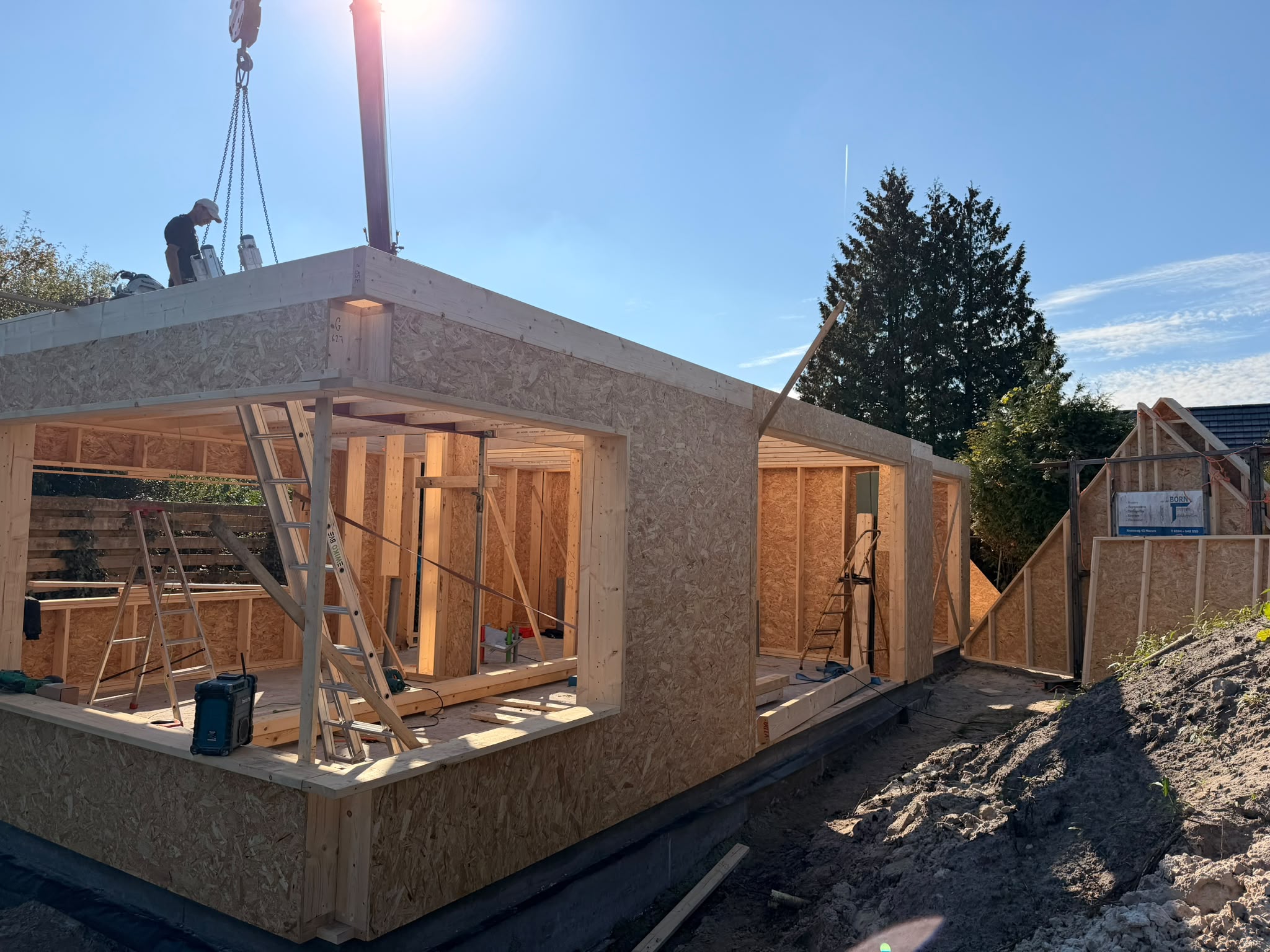 De lange zijde van de vakantiewoning met de geplaatste wandelementen